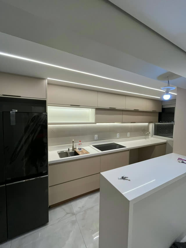 Cozinha planejada clara com iluminação em LED embutida