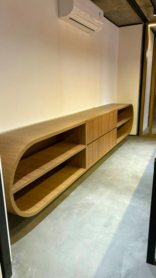 Estante planejada em madeira com laterais curvas
