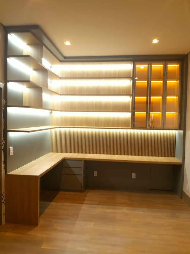 Home office planejado com prateleiras iluminadas por LED