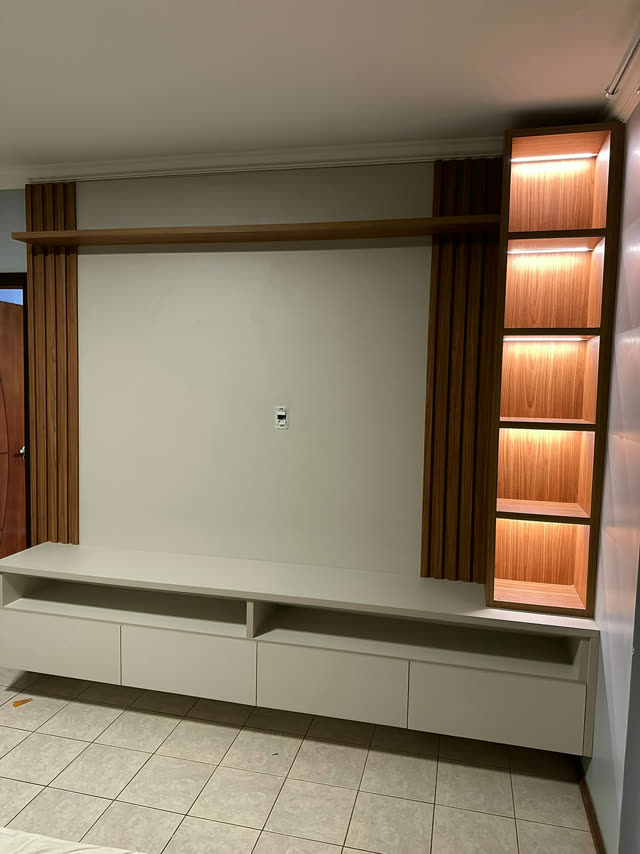 Painel de TV planejado com nichos iluminados por LED